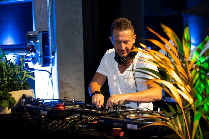 Vinyl DJ buchen Düsseldorf Köln NRW | Profi Event DJ mit Vinyl