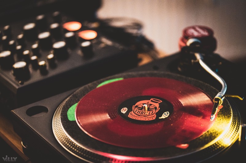 Club & Event DJ Düsseldorf | Vinyl DJ für Bars, Afterwork & Firmenevents