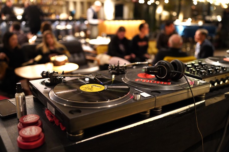 Vinyl DJ Düsseldorf im Ruby Luna & Ruby Leni | Afterwork Strictly Vinyl