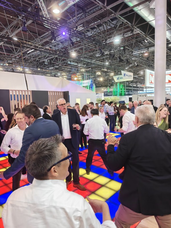 Messestand Party mit Vinyl DJ und stilvoller Musik