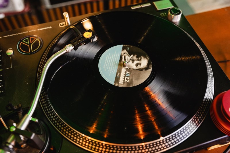 Vinyl-DJ für Firmenveranstaltung