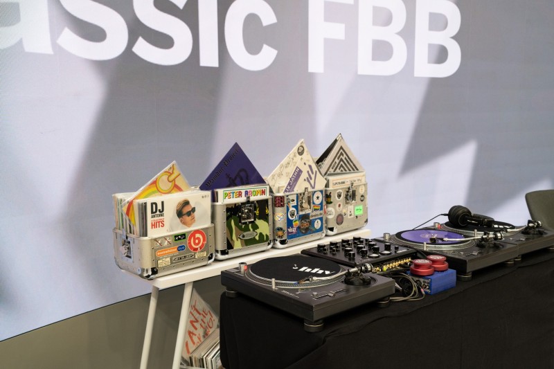 Firmenfeier am Messestand mit professionellem DJ